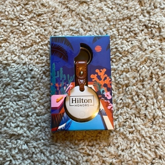 Bluetooth tracker NWT with Hilton logo - Picture 2 of 3